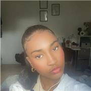 Professeur particulier donne des cours d’anglais à des élèves de collège